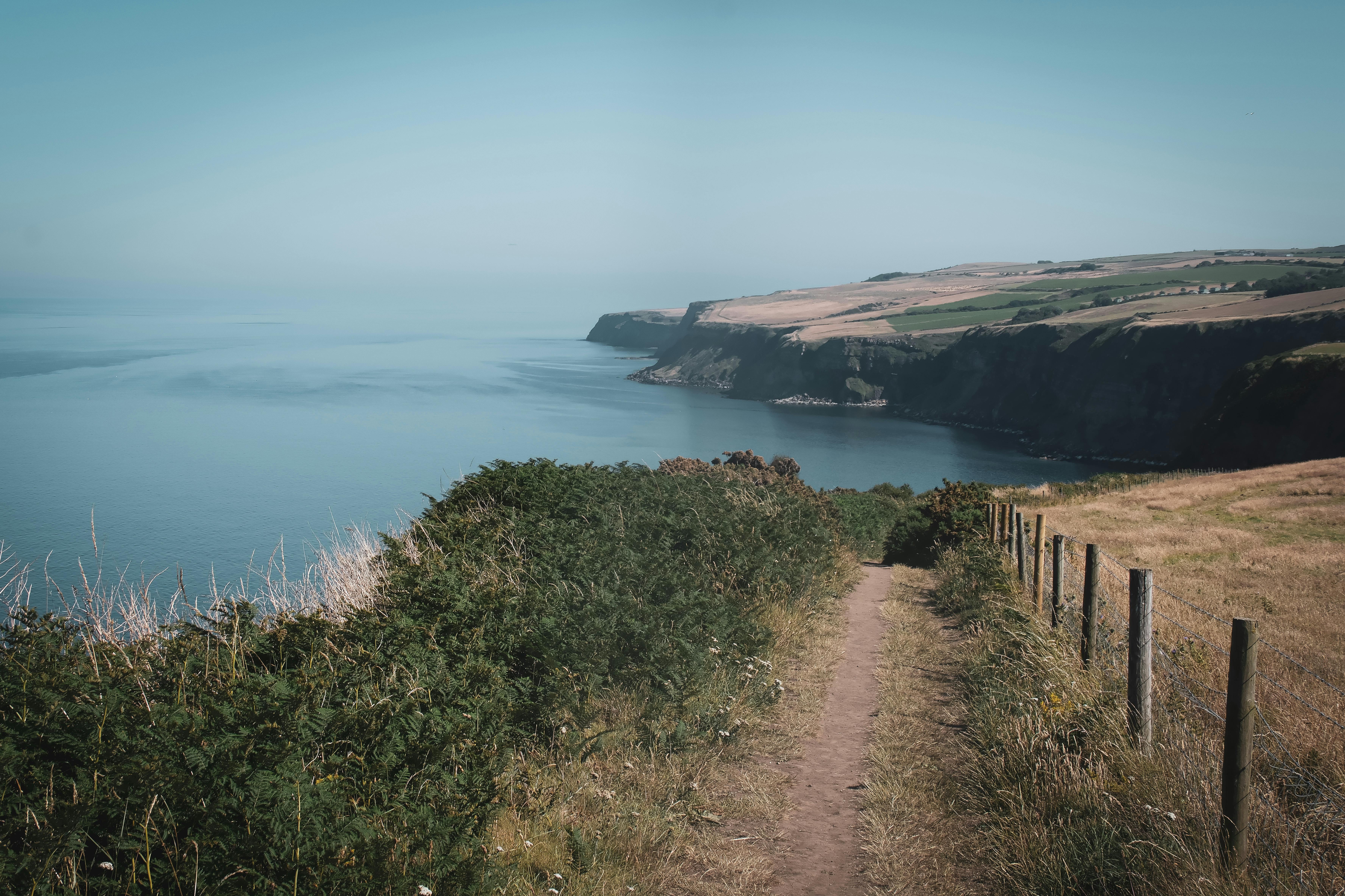 令人惊叹的英国海岸景色，包括悬崖和晴朗天空下的宁静海洋