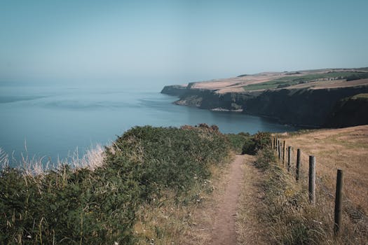 令人惊叹的英国海岸景色，包括悬崖和晴朗天空下的宁静海洋