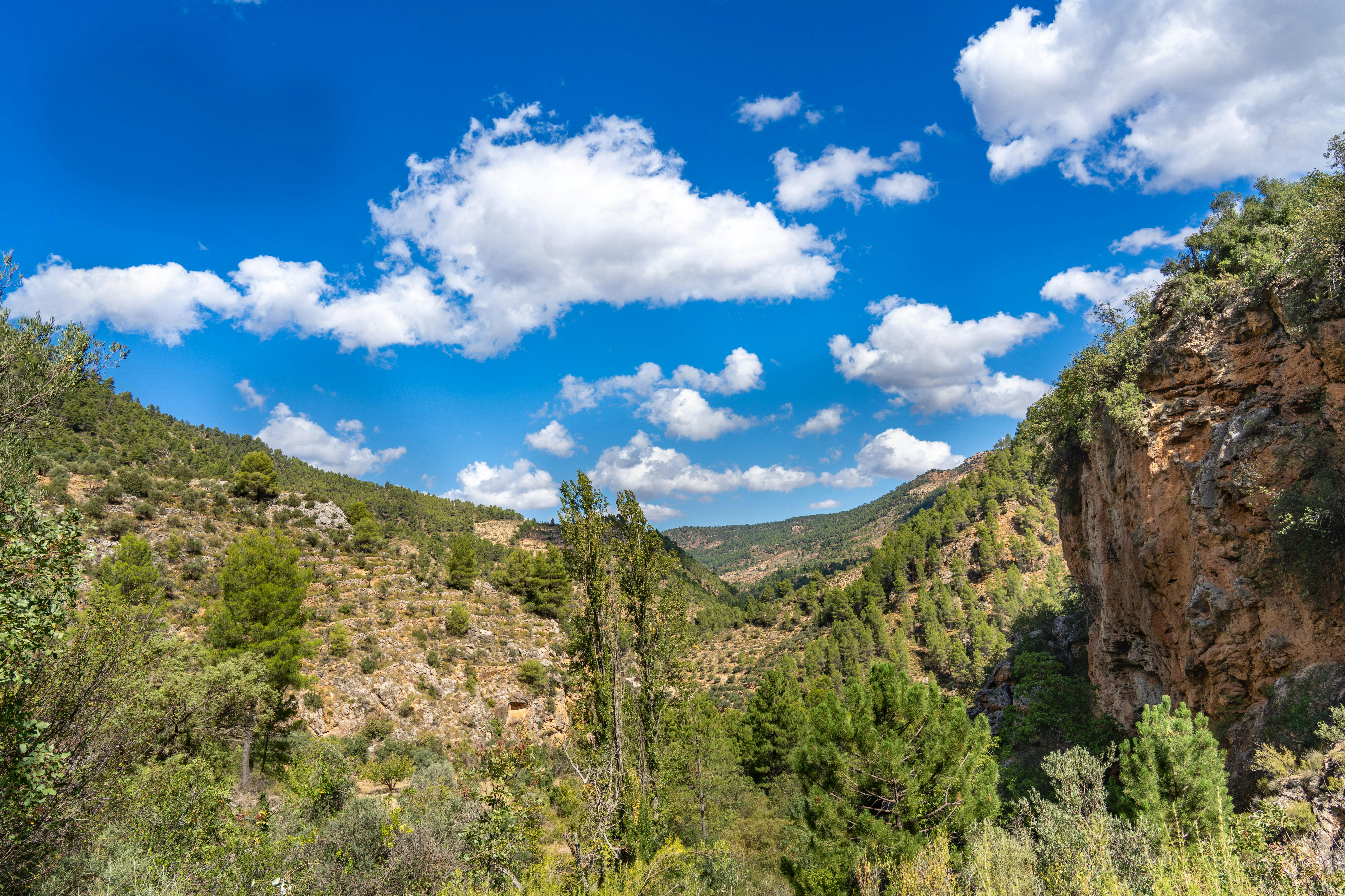 西班牙博加拉的山地景观美丽迷人，蔚蓝的天空和蓬松的云层相得益彰
