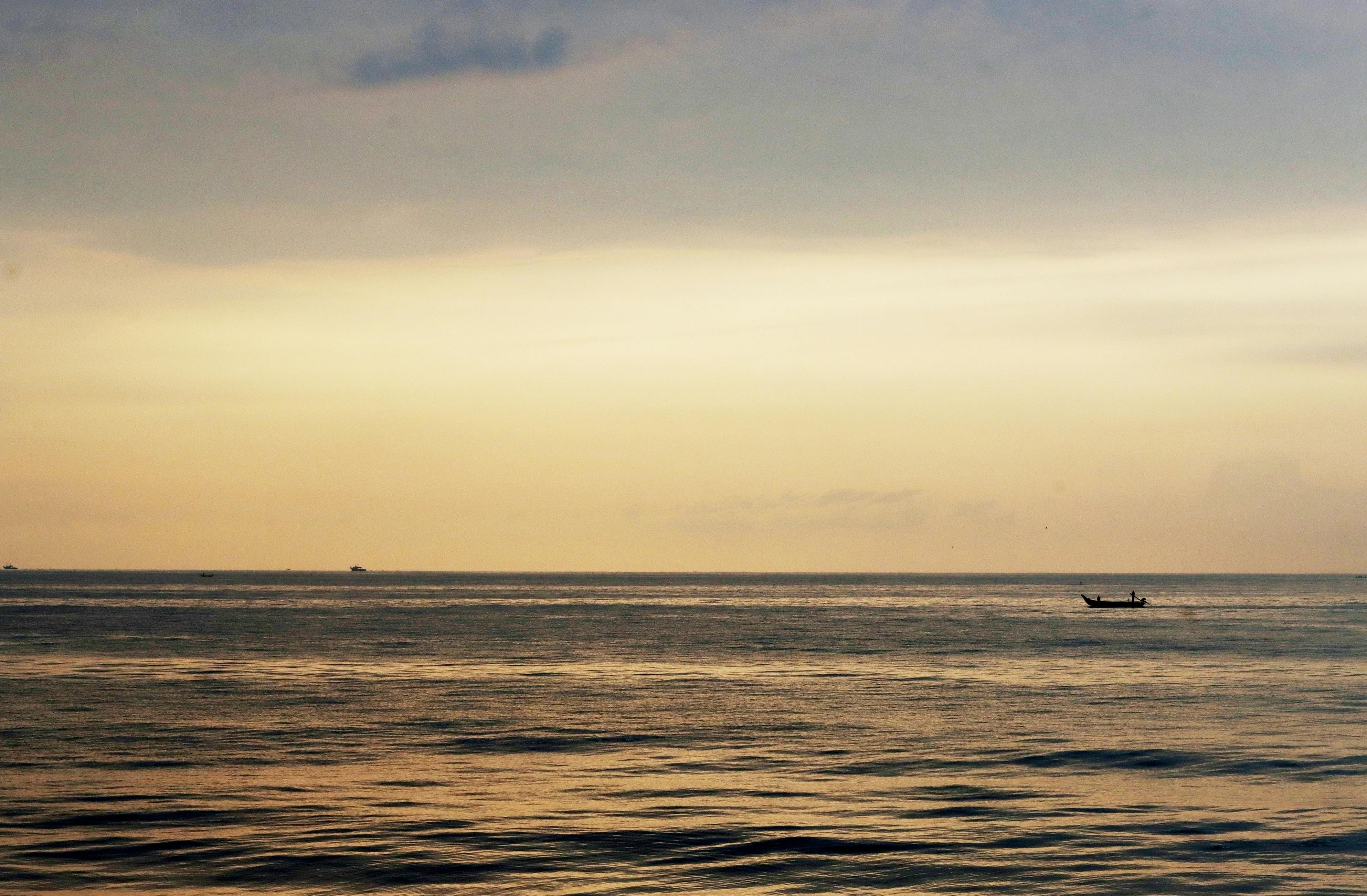 您提供的信息“海”是简短的，没有上下文，因此难以进行适当的调整