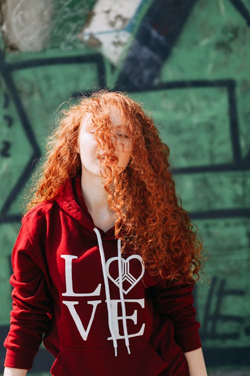 Foto d'estoc gratuïta de amb caputxa, cabell, cabells pèl-roigs