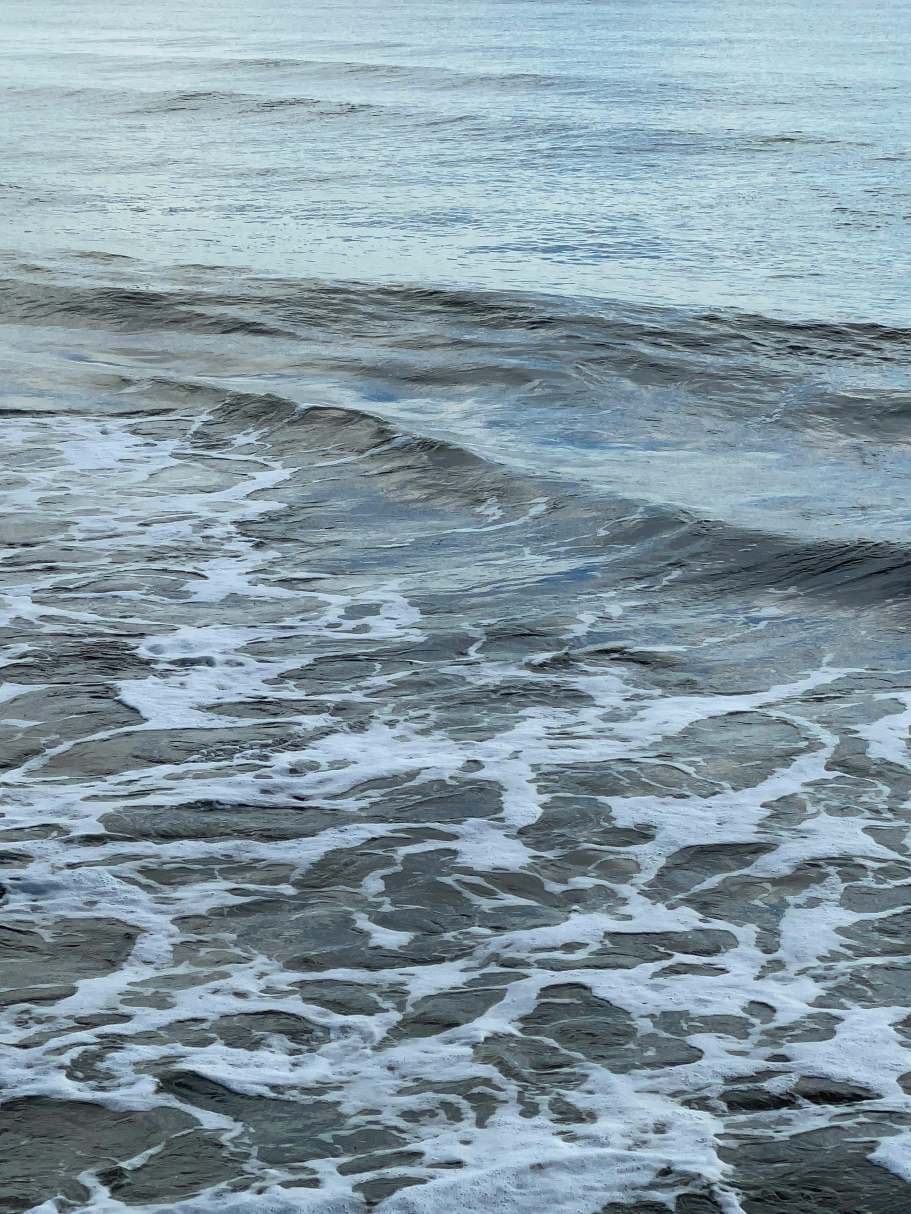 在宁静的早晨，温和的海浪营造出舒缓的氛围