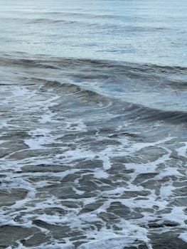 在宁静的早晨，温和的海浪营造出舒缓的氛围