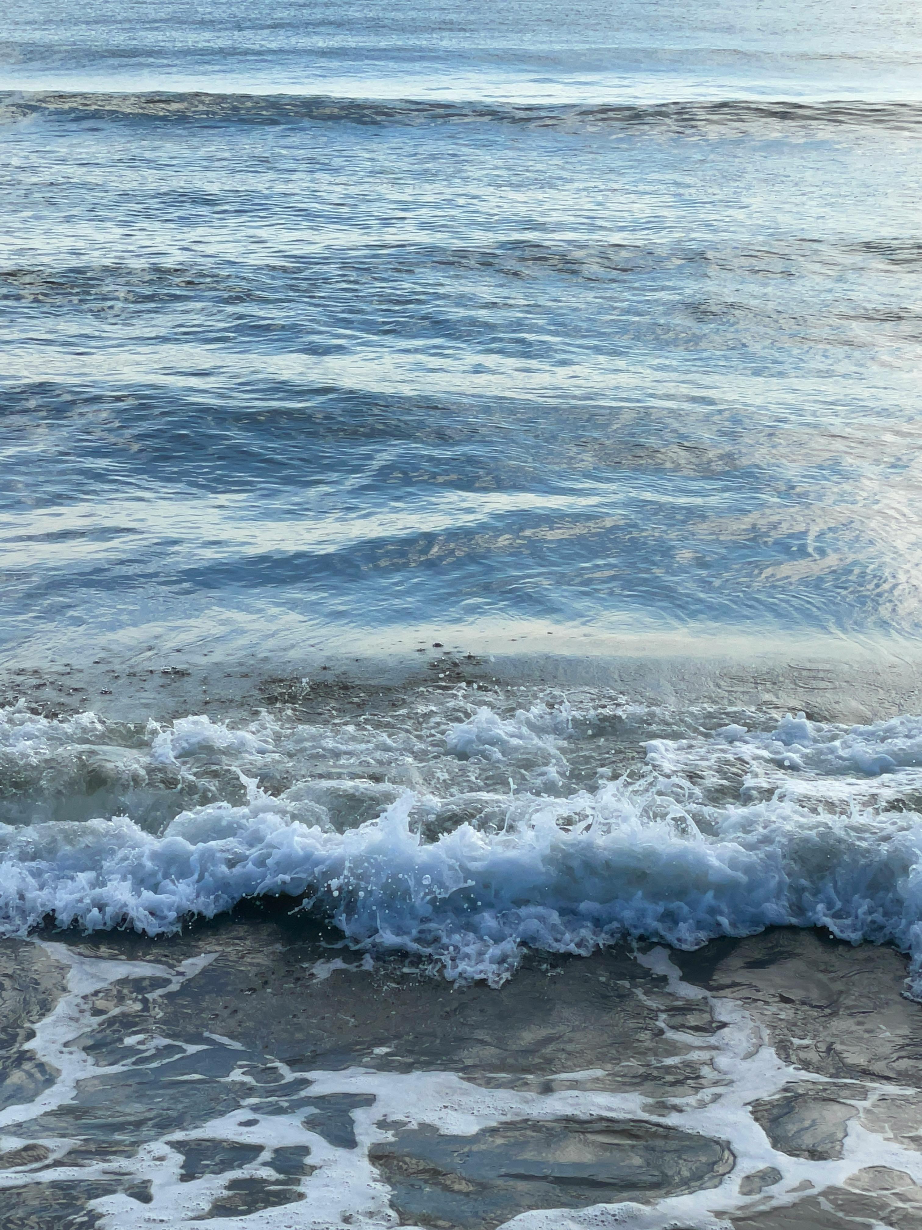 日落时分，宁静的海浪在沙滩上翻滚，营造出一片宁静的景象