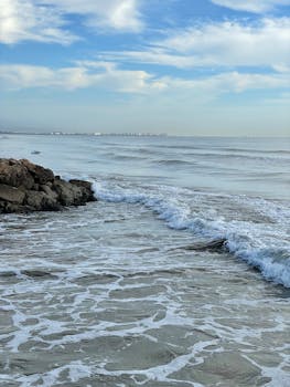 宁静的景色，早晨大海的平静，被海浪拍打岩石的景象捕捉