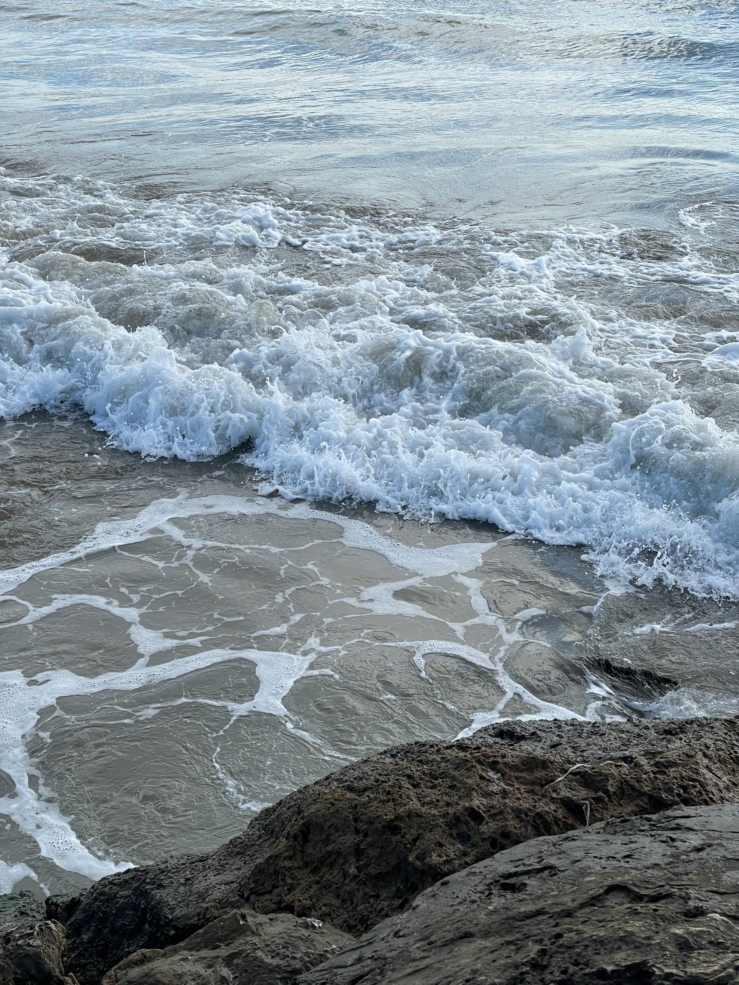 强大的海浪撞击岩石海岸，捕捉到大自然的动力