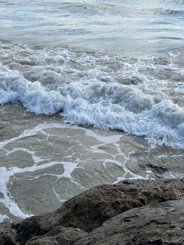 强大的海浪撞击岩石海岸，捕捉到大自然的动力