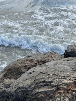 海浪拍打岩石海岸线，展现出平静的图像，非常适合自然主题