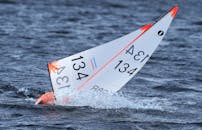 模型游艇在强风中比赛