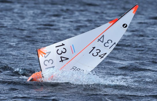 模型游艇在强风中比赛