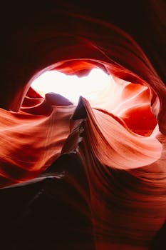 沐浴在阳光下的红岩峡谷地层展现出超现实景观，尽显大自然的艺术曲线与纹理