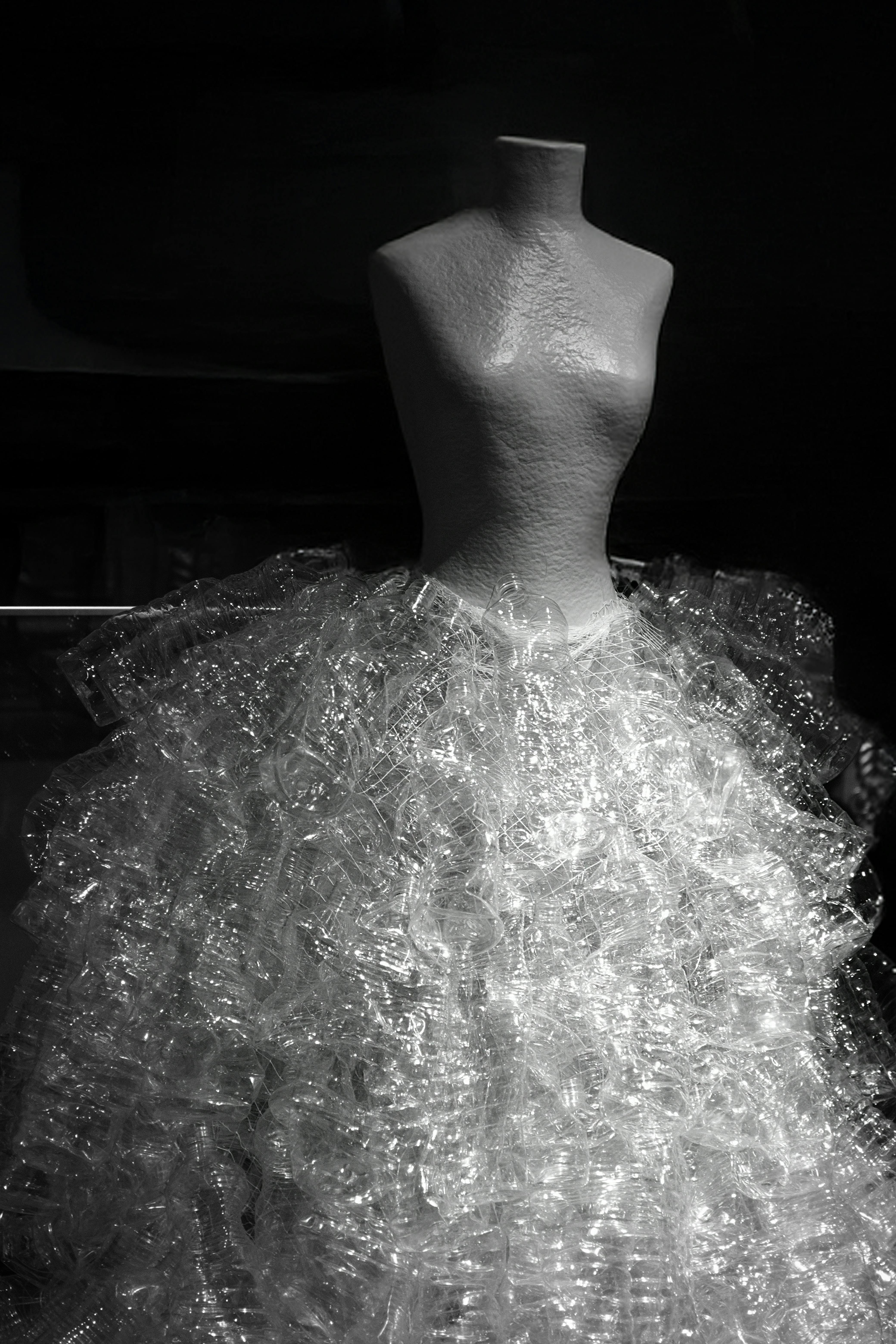 grátis Imagem em preto e branco de um manequim usando um vestido elaborado de material plástico. Estilo de moda artístico e criativo. Foto profissional