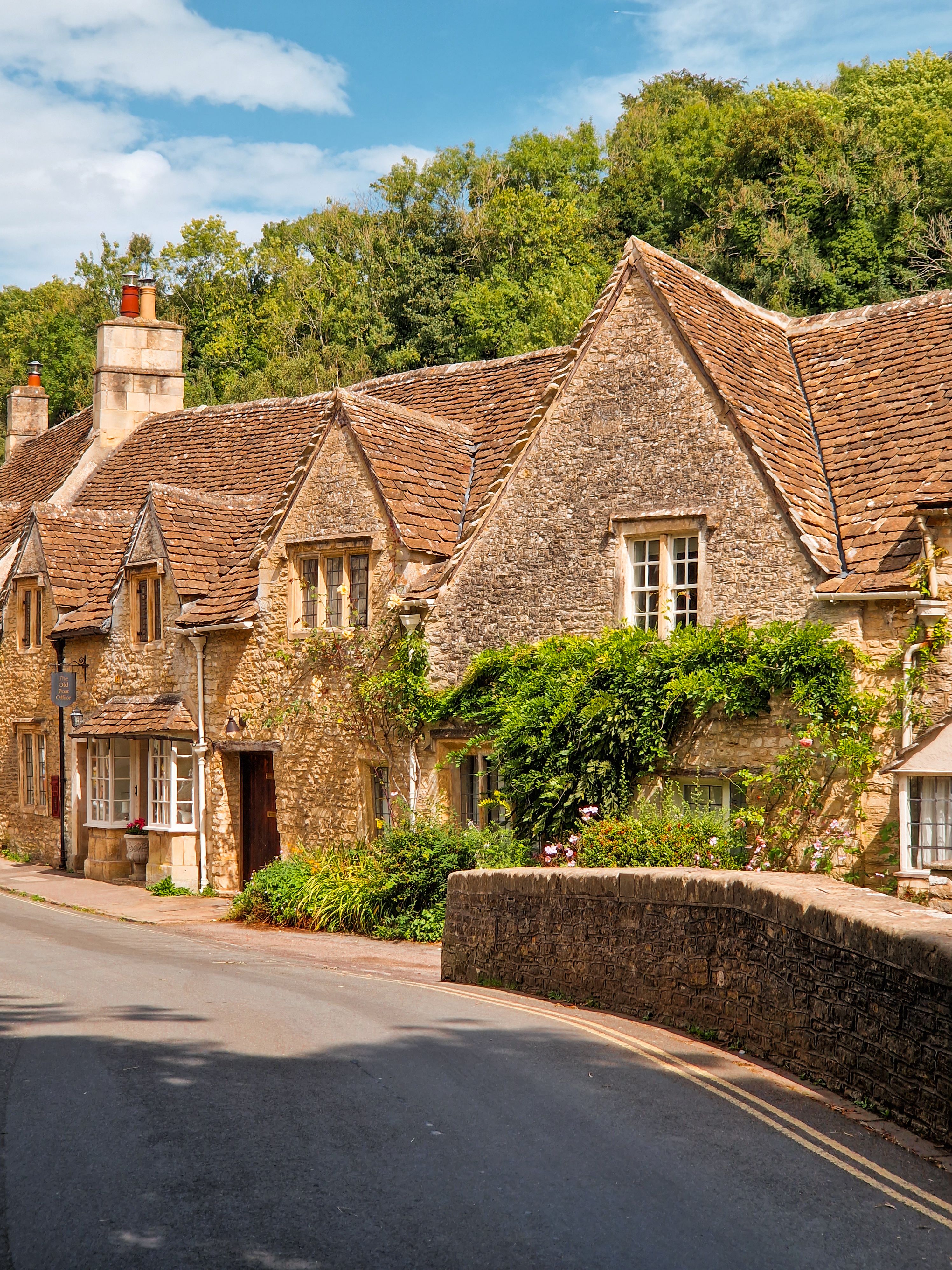 Quaint Stone Cottages in English Countryside · Free Stock Photo