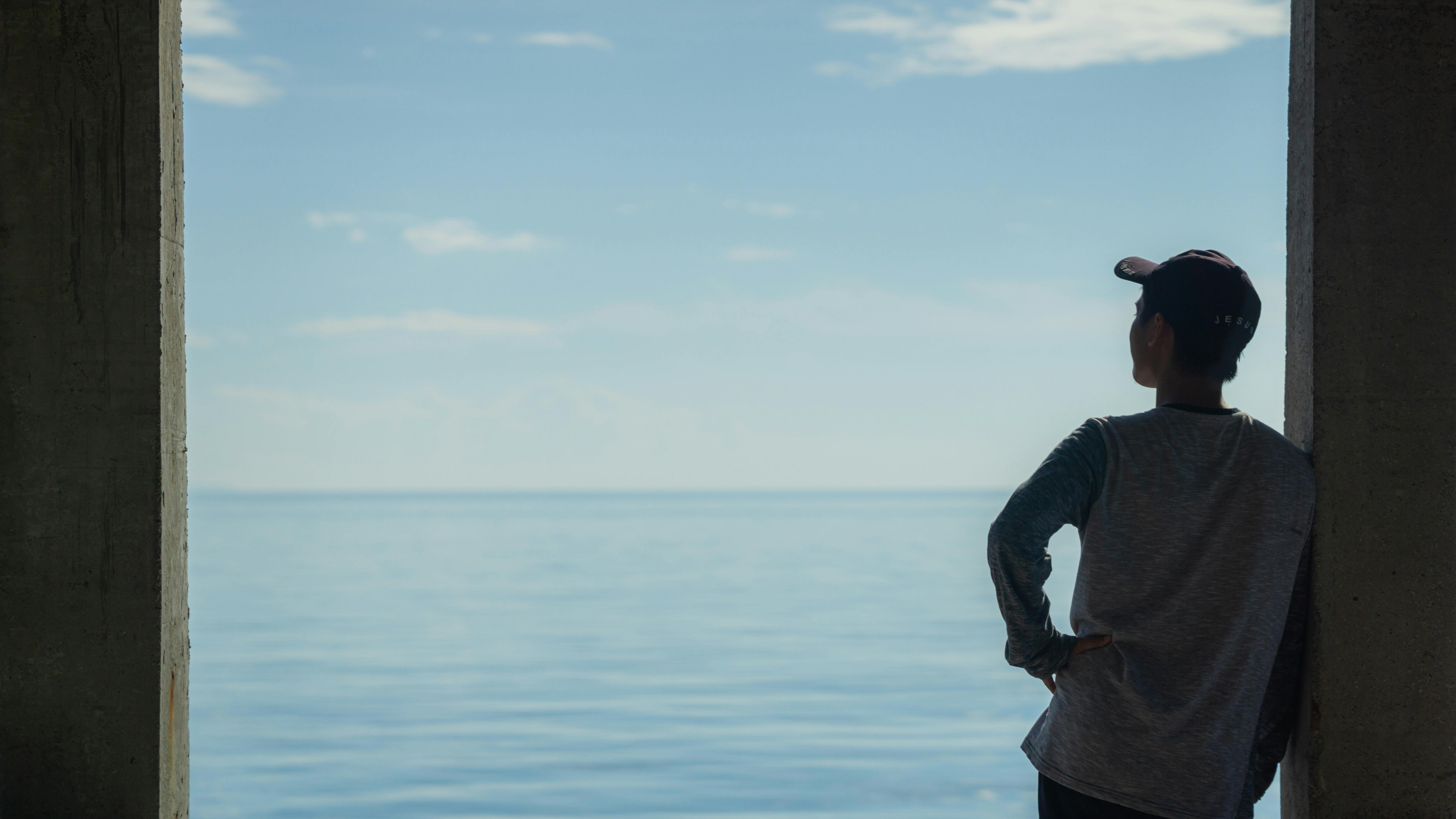 原句：
你是一名专业的文本编辑，擅长纠正由其他语言直译成中文时产生的不自然语序