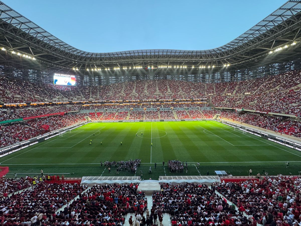 Futbol sahası gece maçı uzatma dakikası heyecanı