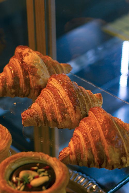 Free Golden brown croissants on display at a bakery in Kermanshah, Iran. Perfect for breakfast lovers. Stock Photo