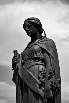 历史雕像的单色图像，展现了孤独与内省的主题