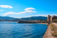 洪达里比亚海岸线的风景，晴朗的天空和遥远的山脉，非常适合旅行灵感