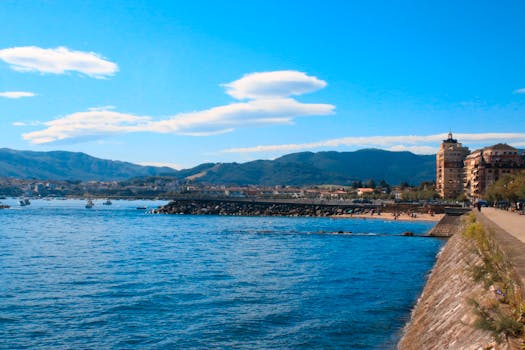 洪达里比亚海岸线的风景，晴朗的天空和遥远的山脉，非常适合旅行灵感