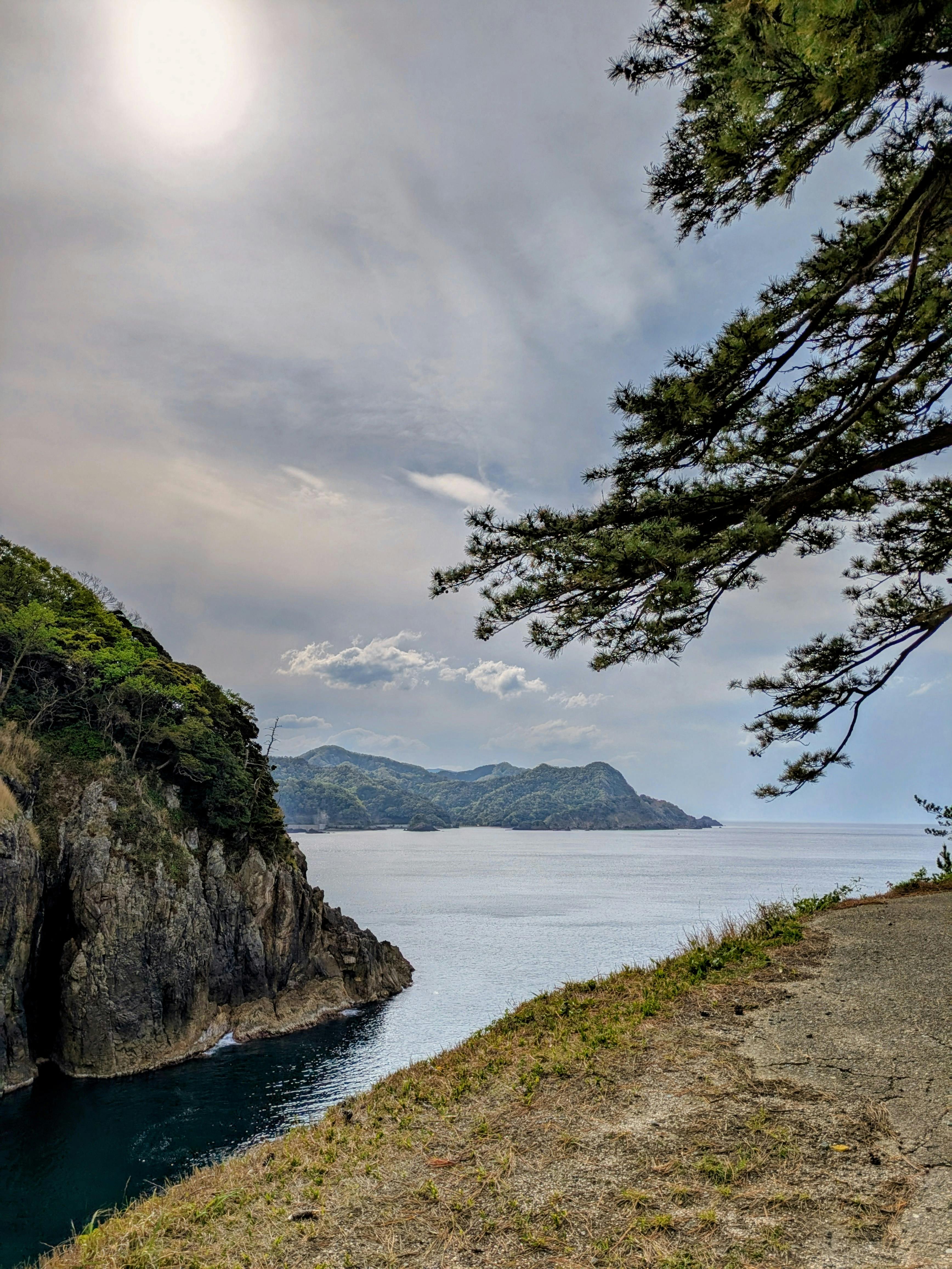 在上町，宁静的海岸景观在夕阳的映照下显得格外迷人