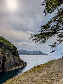 在上町，宁静的海岸景观在夕阳的映照下显得格外迷人