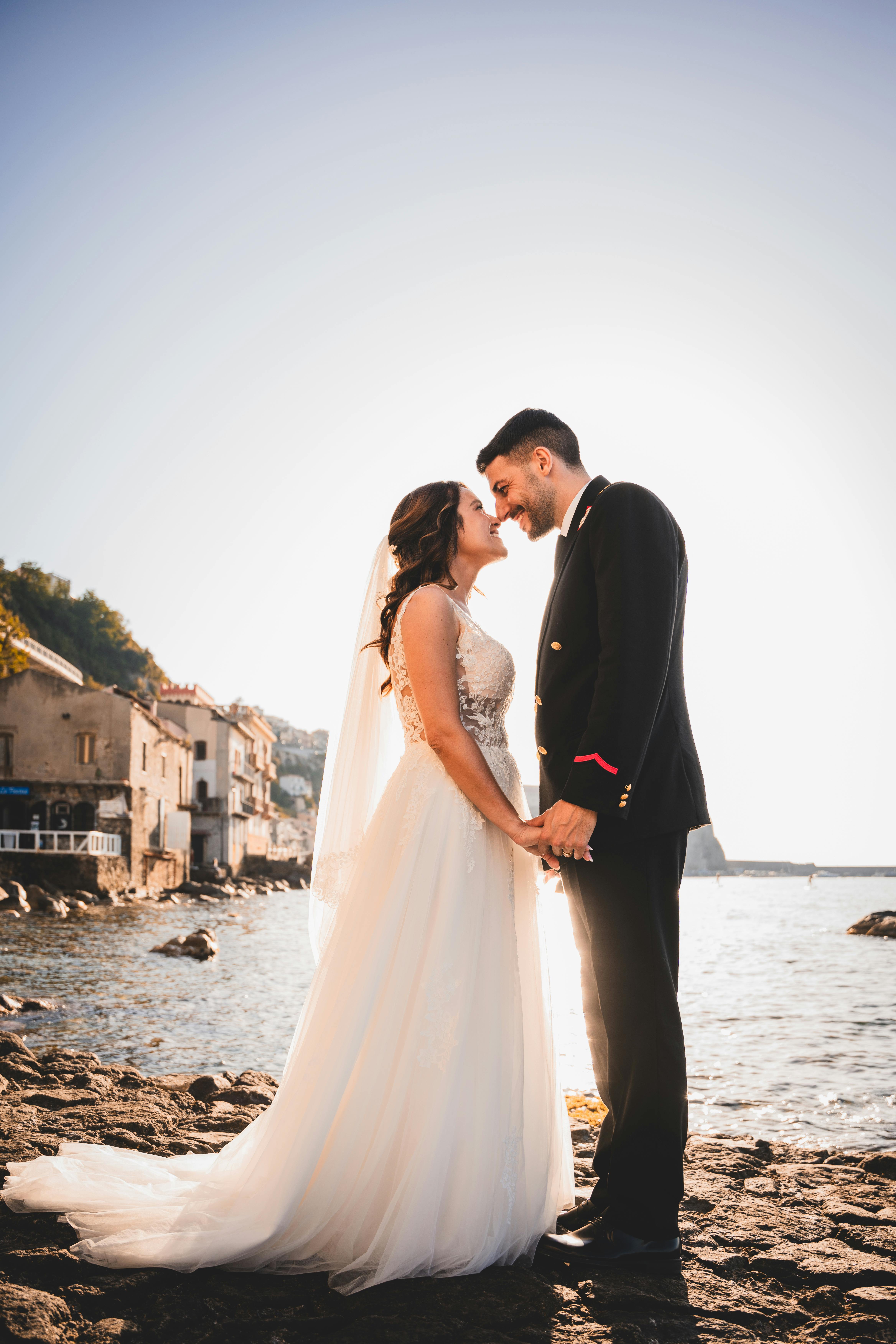 在风景如画的海边村庄，新娘和新郎共享了一段亲密的时刻