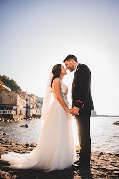 在风景如画的海边村庄，新娘和新郎共享了一段亲密的时刻