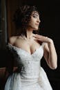 穿着蕾丝婚纱的美丽新娘在室内优雅地摆姿势