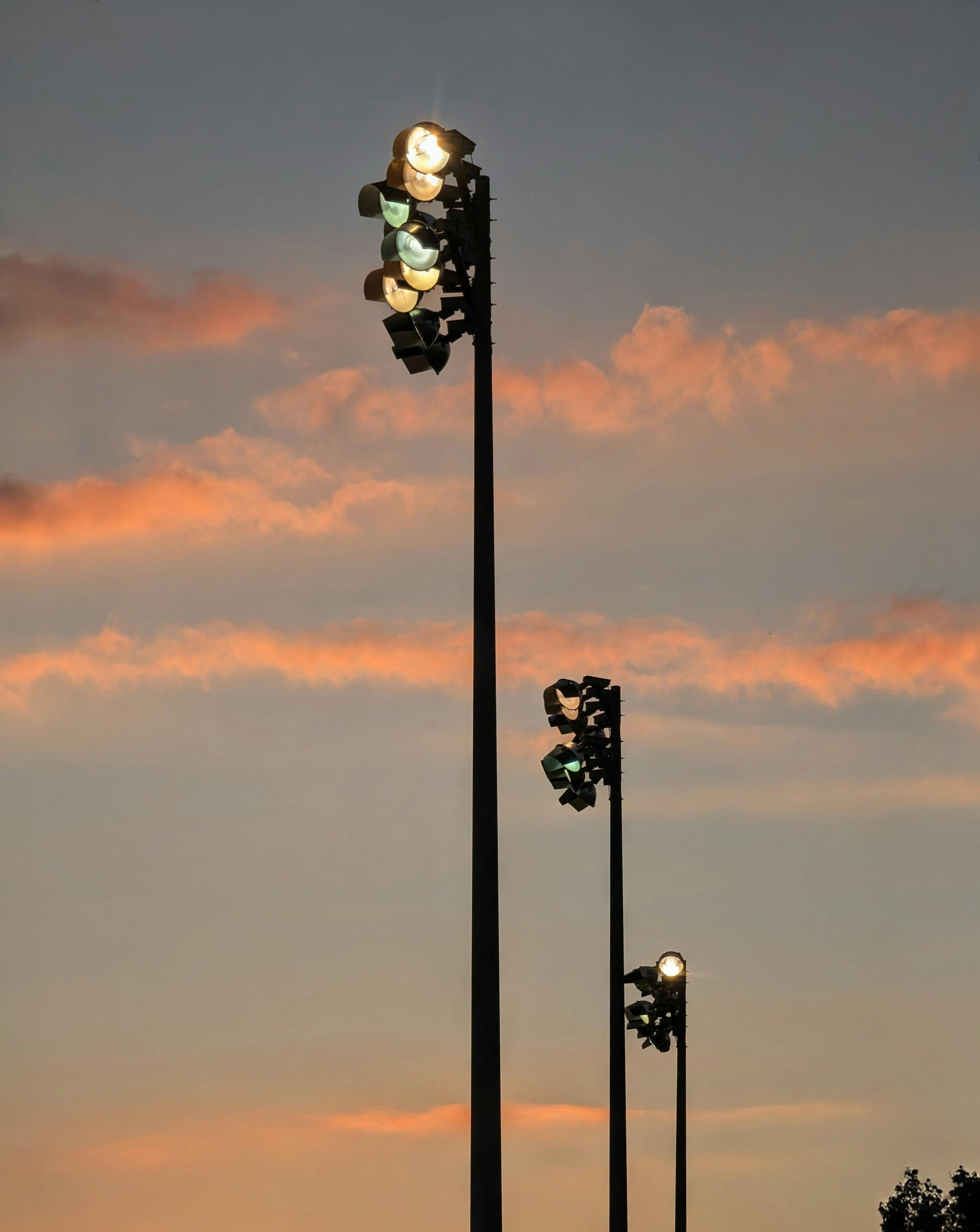 太阳渐渐远离，光芒缓缓升起