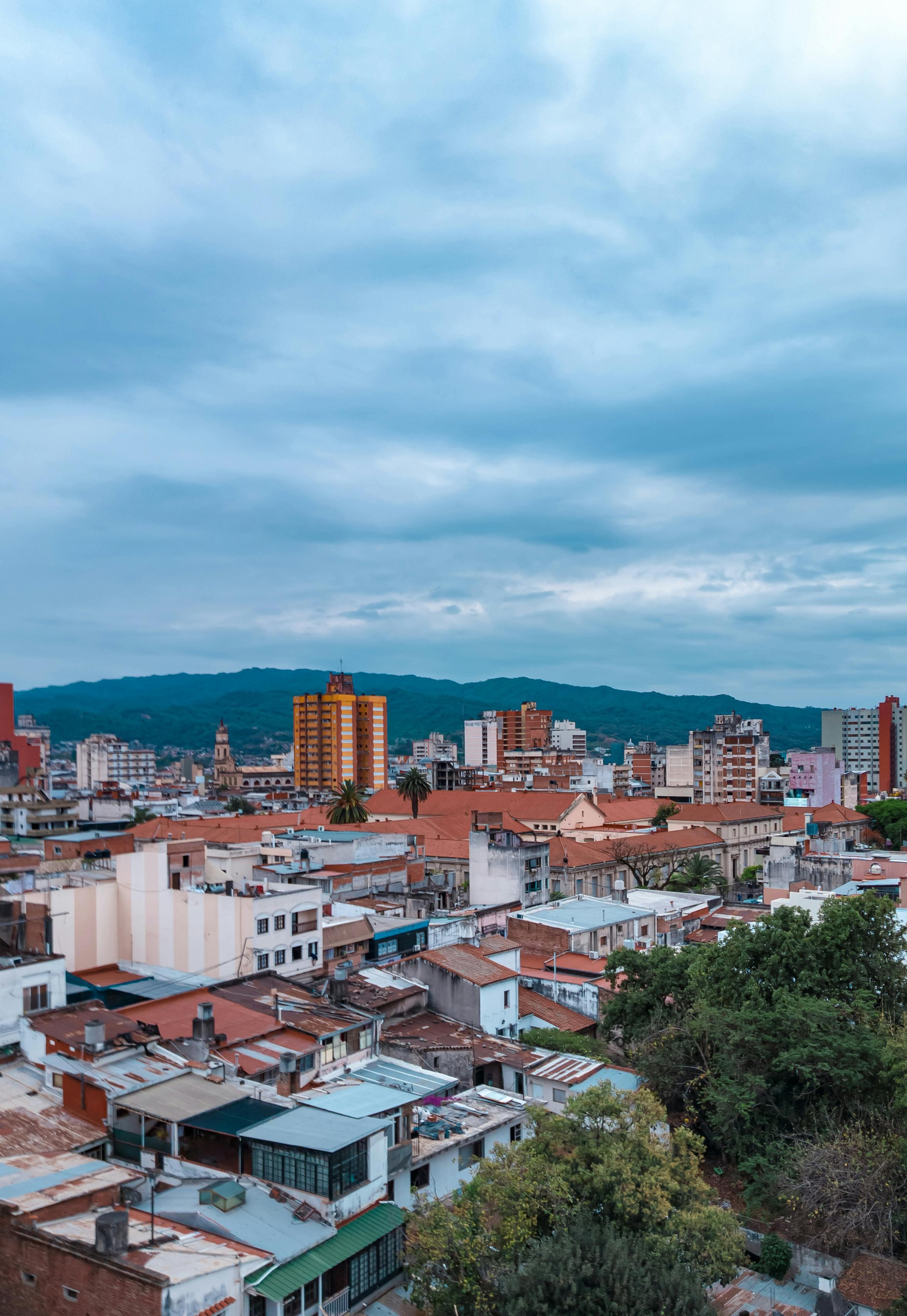 阿根廷圣萨尔瓦多德蒙特利的城市景观，展示了建筑物和山脉
