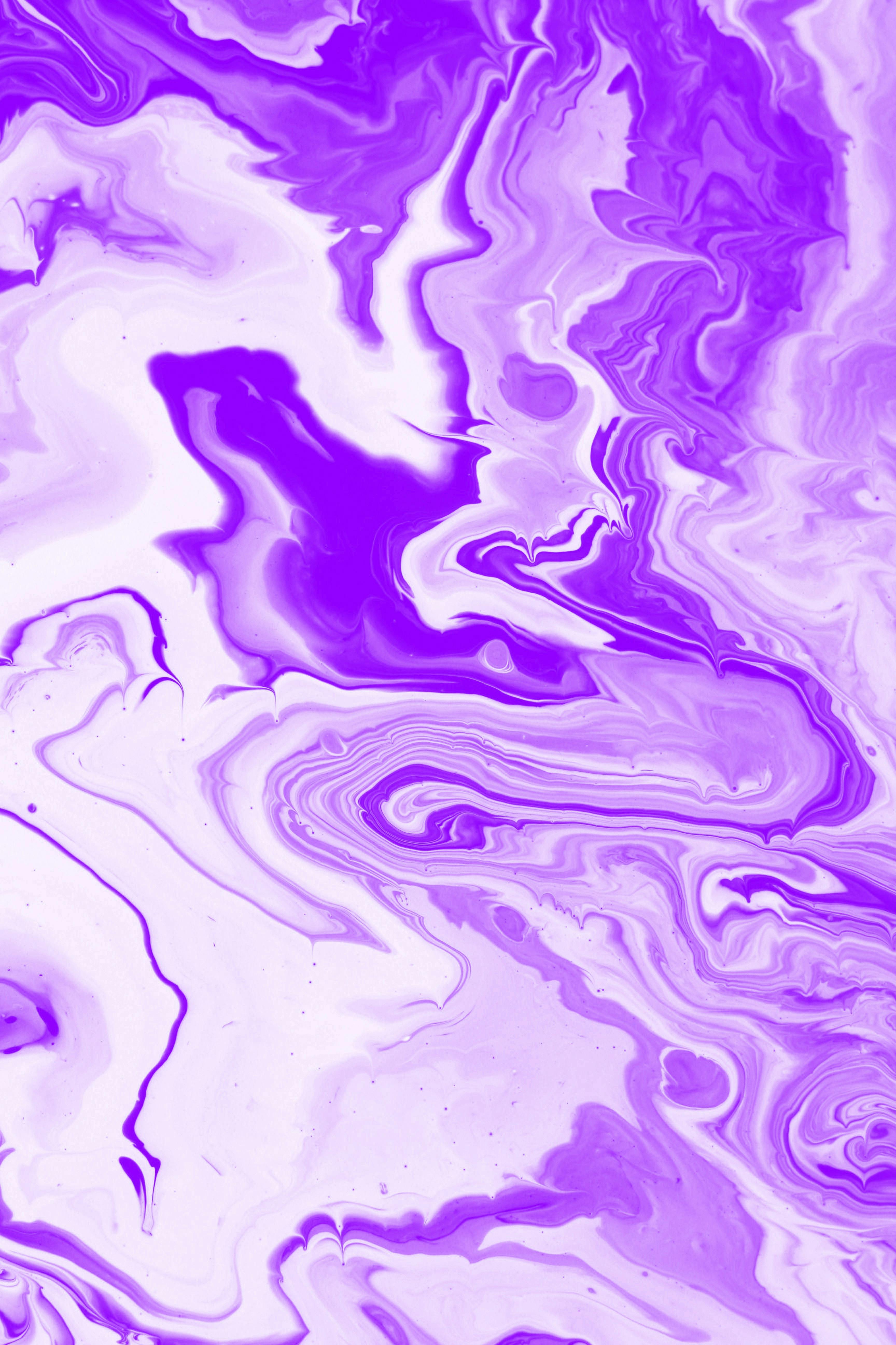 grátis Fundo com efeito mármore roxo e branco vibrante, perfeito para designs modernos e abstratos. Foto profissional