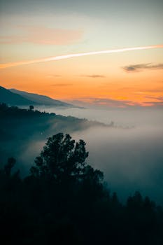 山上的日落是一幅美丽的画面