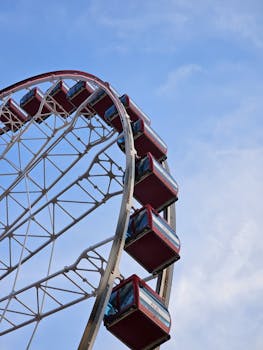 摩天轮上，红色客舱映衬着蓝天，捕捉到了休闲娱乐的精髓