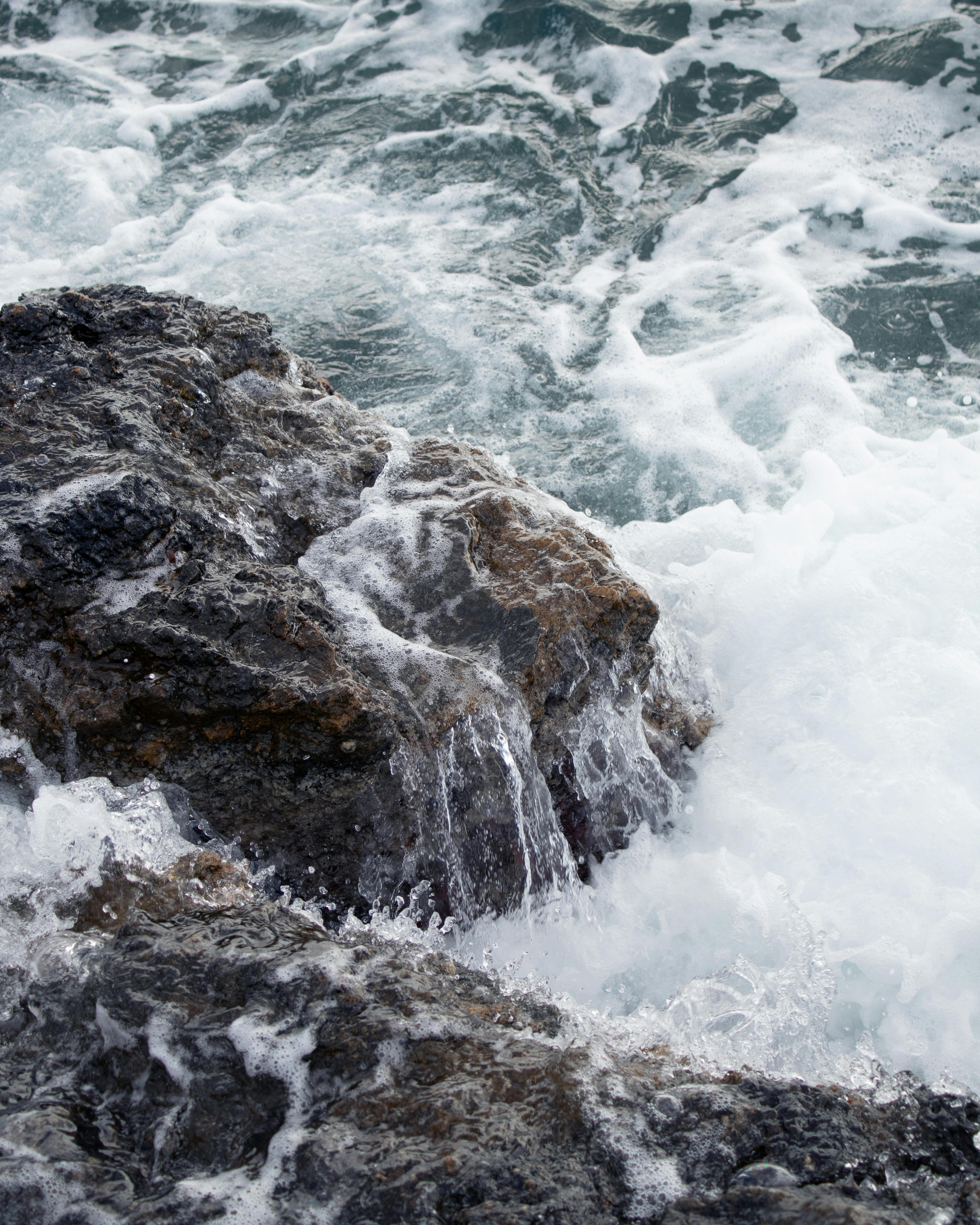 图尔基耶乌鲁兹米尔的岩石海岸线，波浪起伏，犹如大自然的乐章