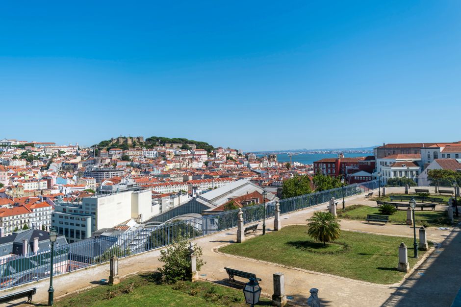 Alfama negyed rejtett kilátói: Lisszabon legjobb panorámái – Lisbon Miradouro Santa Luzia tiles