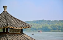 宁静的湖滨景观，风景优美的景观，具有传统的亚洲建筑