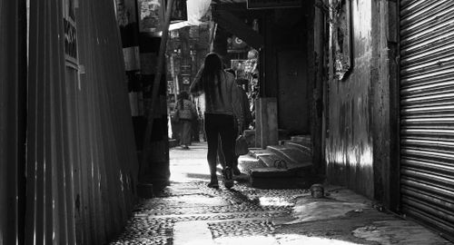 Free Black and white photo of a narrow alley with people walking in Baguio, Philippines. Stock Photo