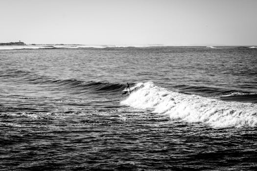 在遥远的海岸线上，冲浪者熟练地冲浪