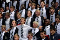 一群男生穿着制服在户外积极欢呼