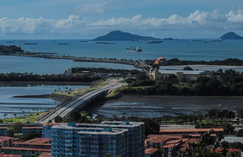 Free Aerial view of ships in Panamá Bay, featuring lush islands and urban landscape under a clear sky. Stock Photo