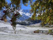 瑞士恩加丁锡尔斯的山脉和山谷，在秋季呈现出白雪皑皑的景象
