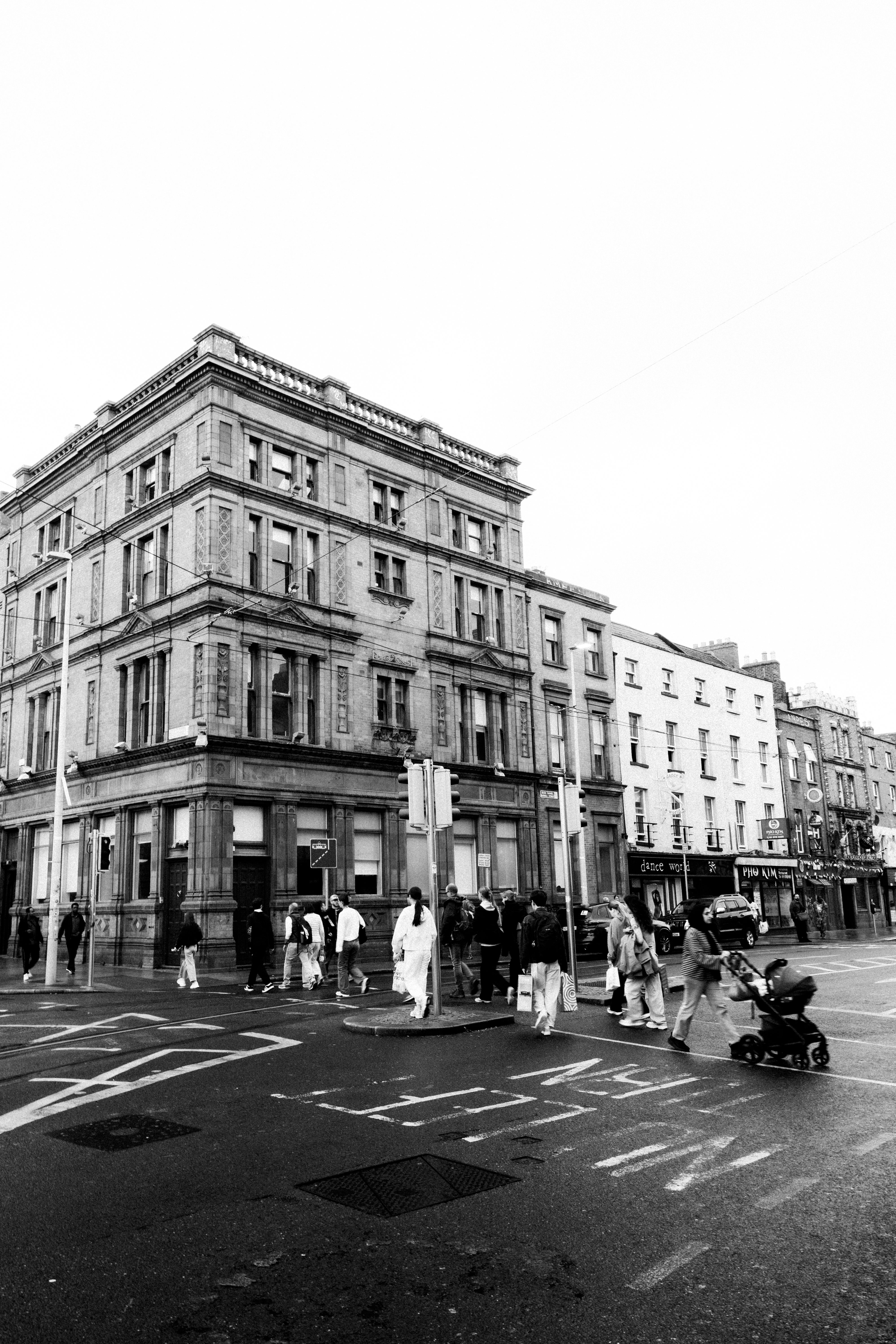 Black and White Street Scene in Dublin, Ireland · Free Stock Photo