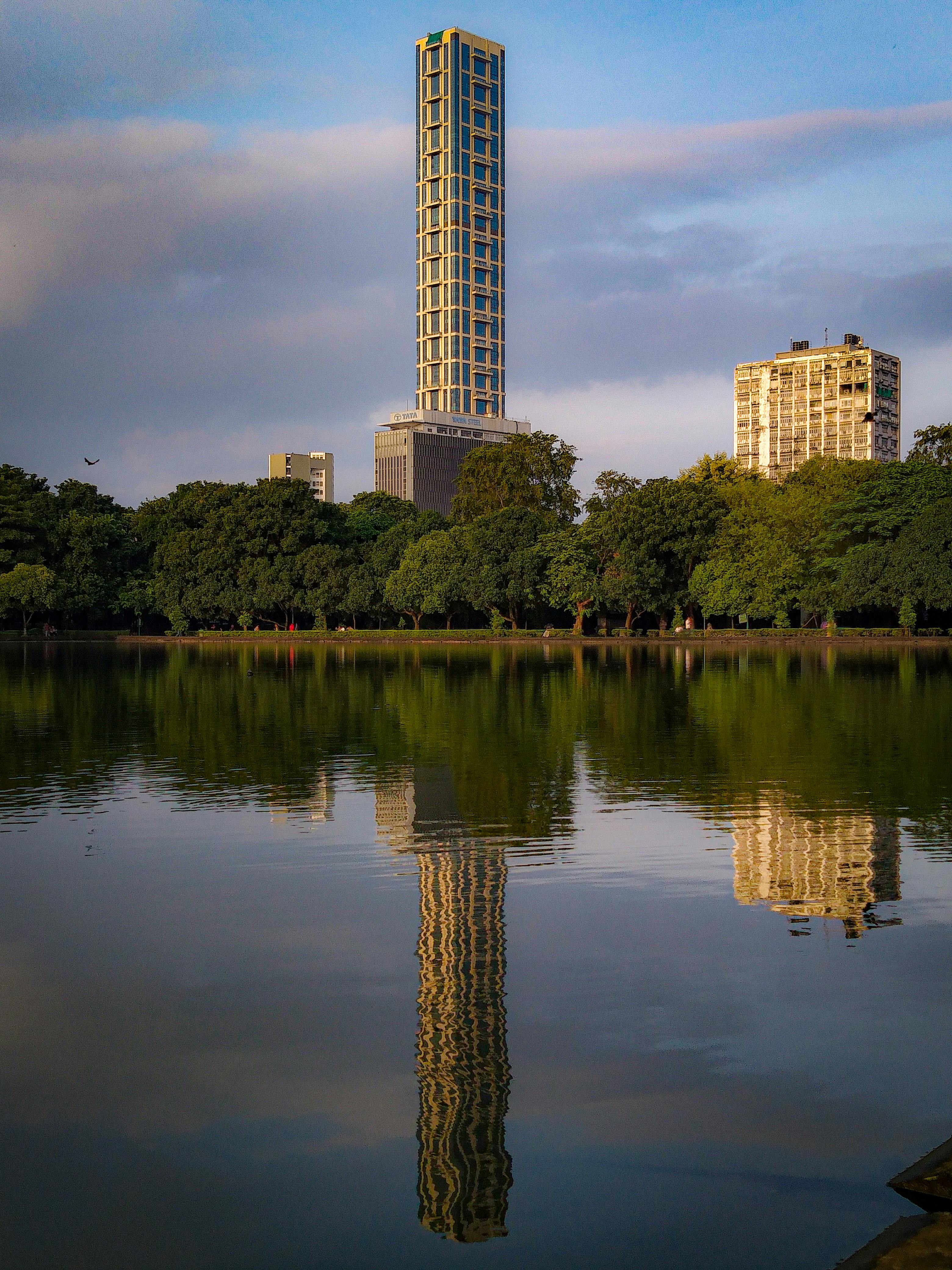 印度加尔各答42号摩天大楼的倒影，在水面上形成的美丽景象，让人不禁想起那些曾经辉煌一时的建筑