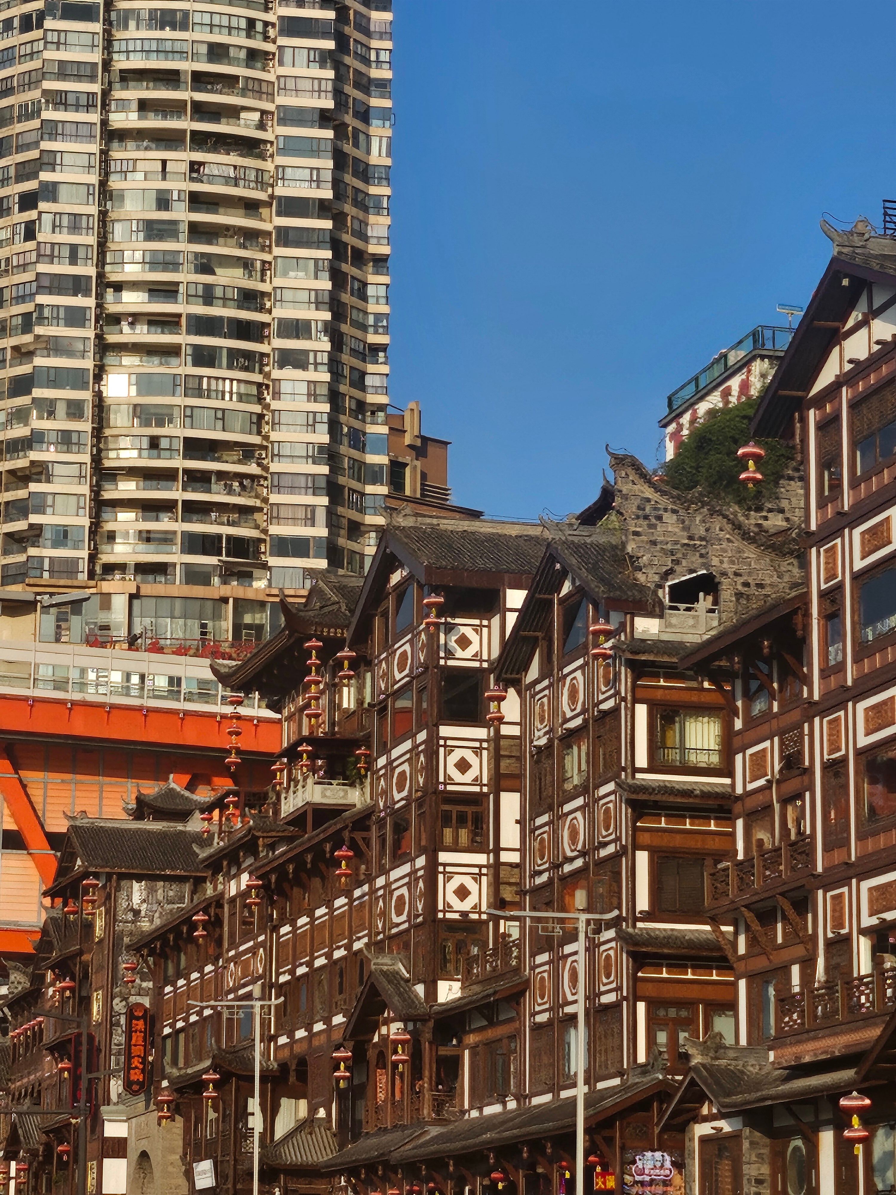 Kostenlos Traditionelle chinesische Architektur verschmilzt mit modernen Wolkenkratzern in Chongqing, China. Stock-Foto