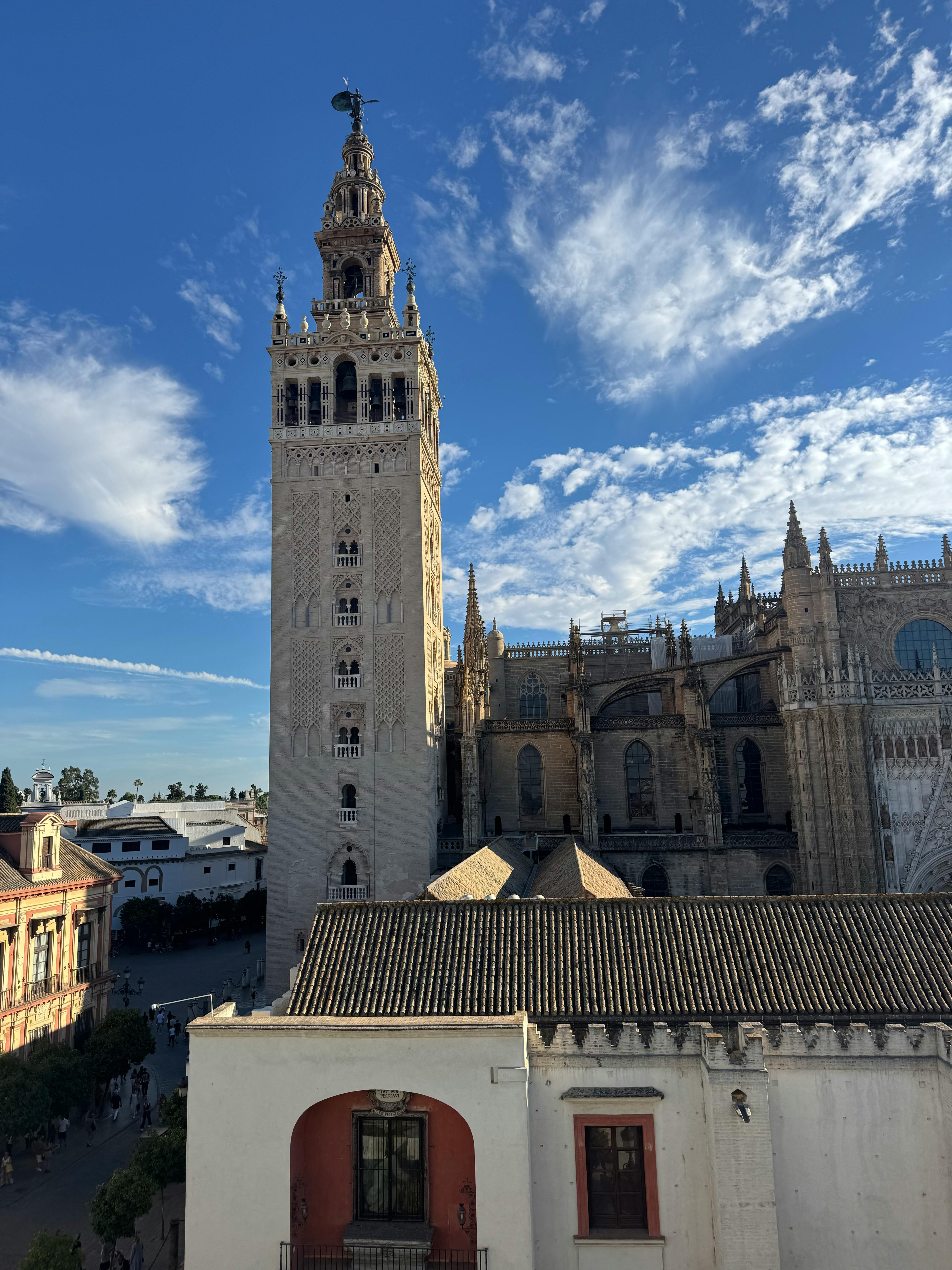 在西班牙塞维利亚晴朗的日子里，希拉尔达和塞维利亚大教堂的壮丽景色