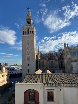 在西班牙塞维利亚晴朗的日子里，希拉尔达和塞维利亚大教堂的壮丽景色