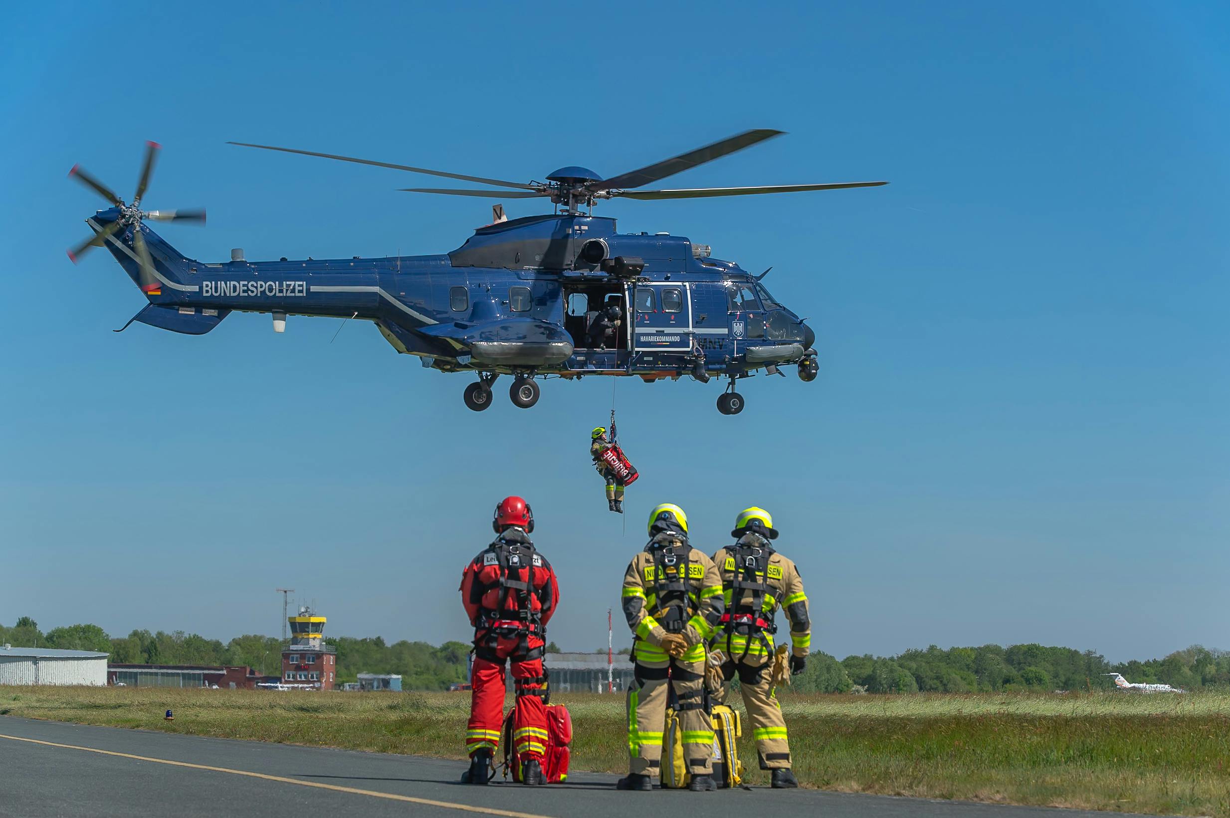提升培训联邦警察和海事事件响应小组，以确保他们具备必要的技能和知识来应对各种紧急情况