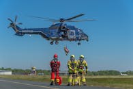 提升培训联邦警察和海事事件响应小组，以确保他们具备必要的技能和知识来应对各种紧急情况