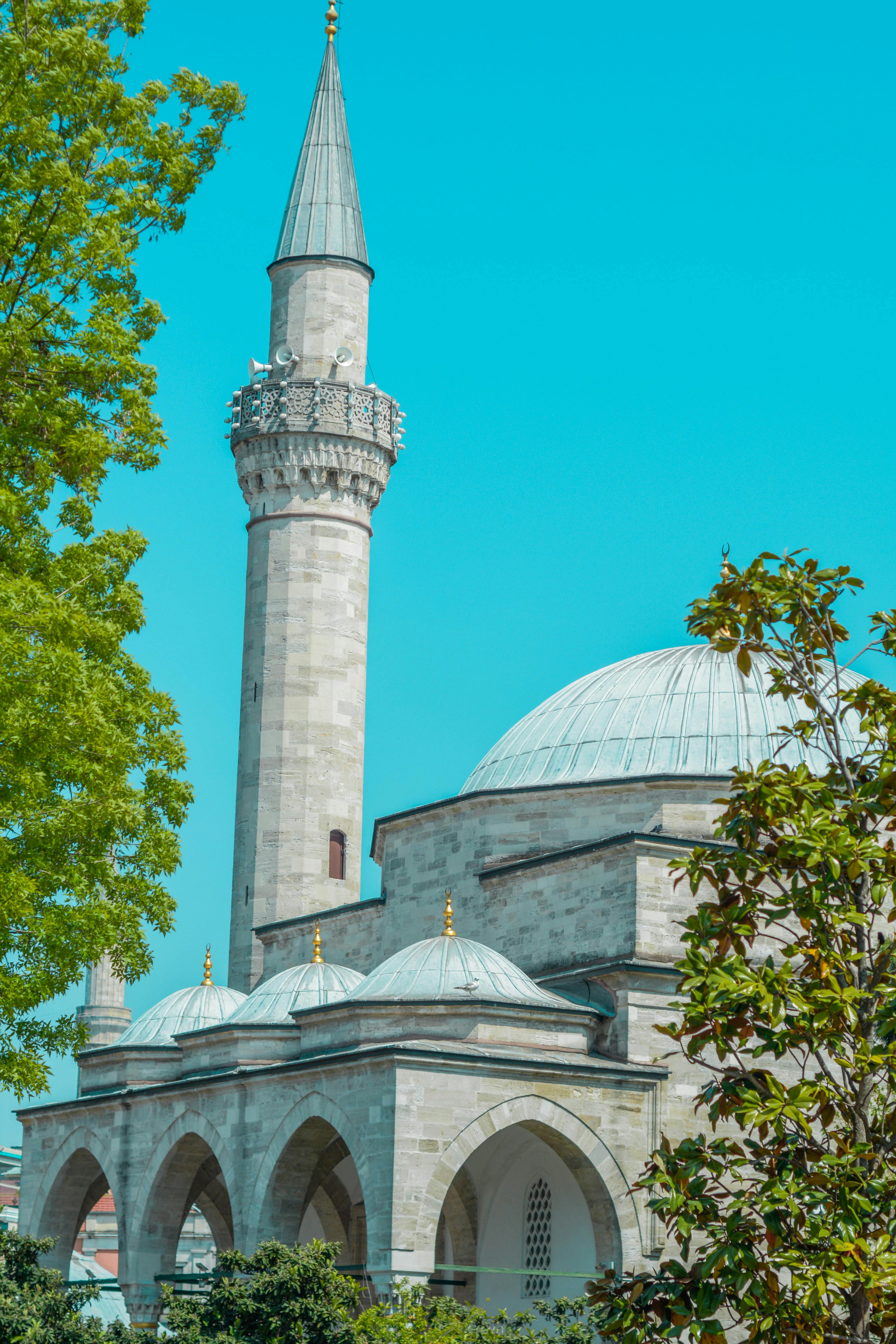 以下是一些建筑与设计的免费库存照片的推荐：

1. Unsplash: 一个提供高质量、无版权限制的图片的网站，包括建筑、室内和景观等