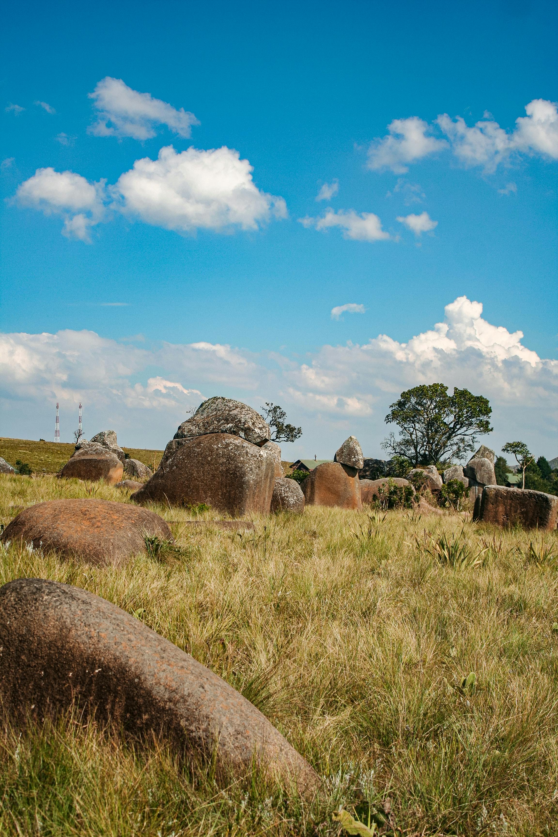 以下是一些非洲女孩建筑的免费库存照片：

1. 非洲女孩在非洲传统建筑前拍照